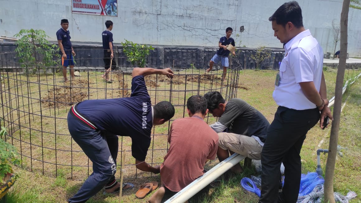 Warga Binaan Lapas Kelas IIA Cikarang Pelatihan Ikan lele dengan kolam Bioflog