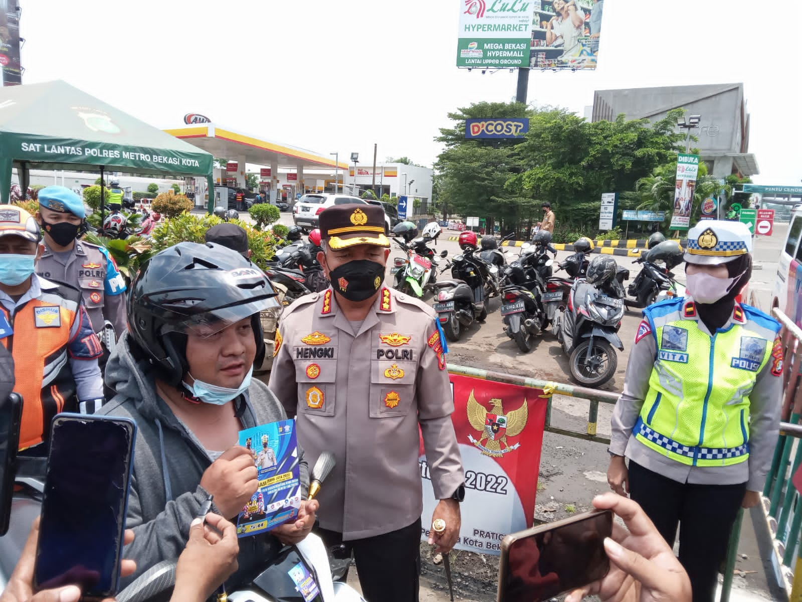 Kapolres Metro Bekasi Kota Kombes Pol Hengki Bersama Satlantas Polres Metro Bekasi Kota Mengadakan Operasi Kepolisian Zebra jaya 2022