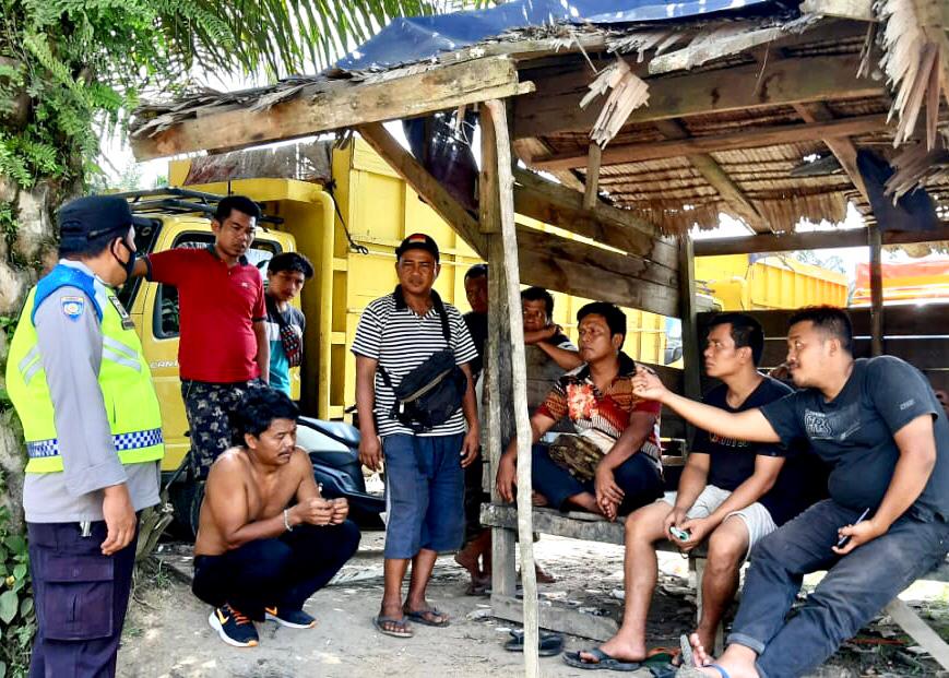 Bhabinkamtibmas Polsek Mandiangin, Sampaikan Intruksi Pemerintah Daerah, Terkait Penghentian Pengangkutan Batubara ke Jambi Hingga 15 Oktober 2022.