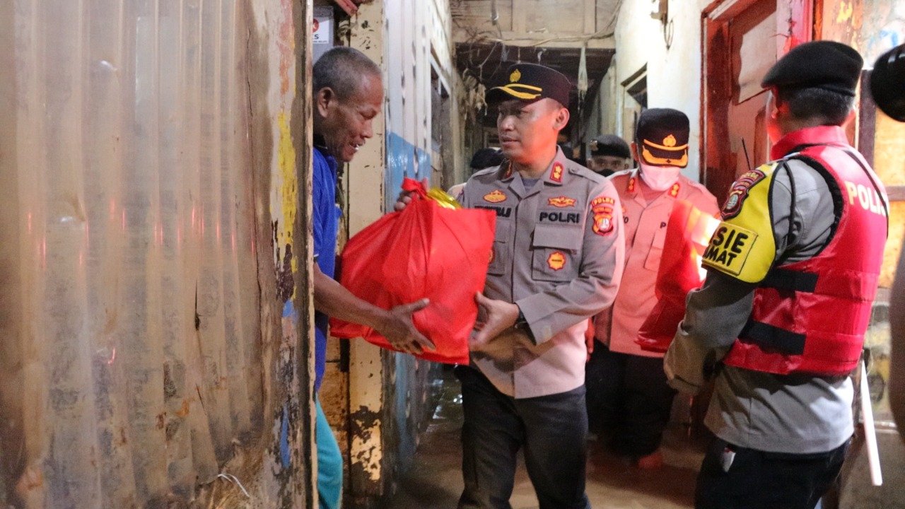 Polda Metro Jaya Gelar Baksos Bagi Warga Terdampak Banjir