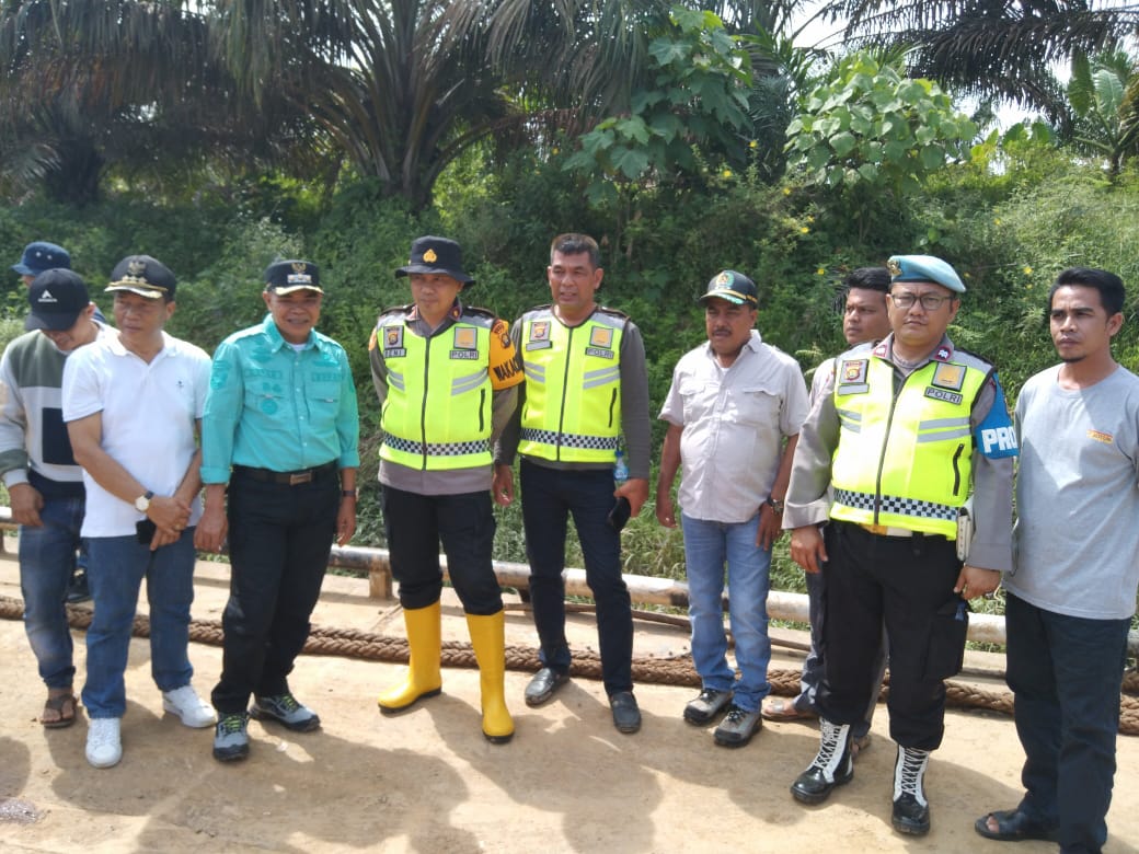 Waka Polres Tebo Kompol Deni Muyadi SE  Mendampingi Pj Bupati Tebo H AspanST  Terjun  Langsung Ke Lokasih Ponton Terbalik Di VII koto Ilir Kab.Tebo