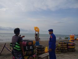 Personel Ditpolairud Polda Banten Laksanakan Himbauan Kepada Pengunjung Pantai Wisata Anyer