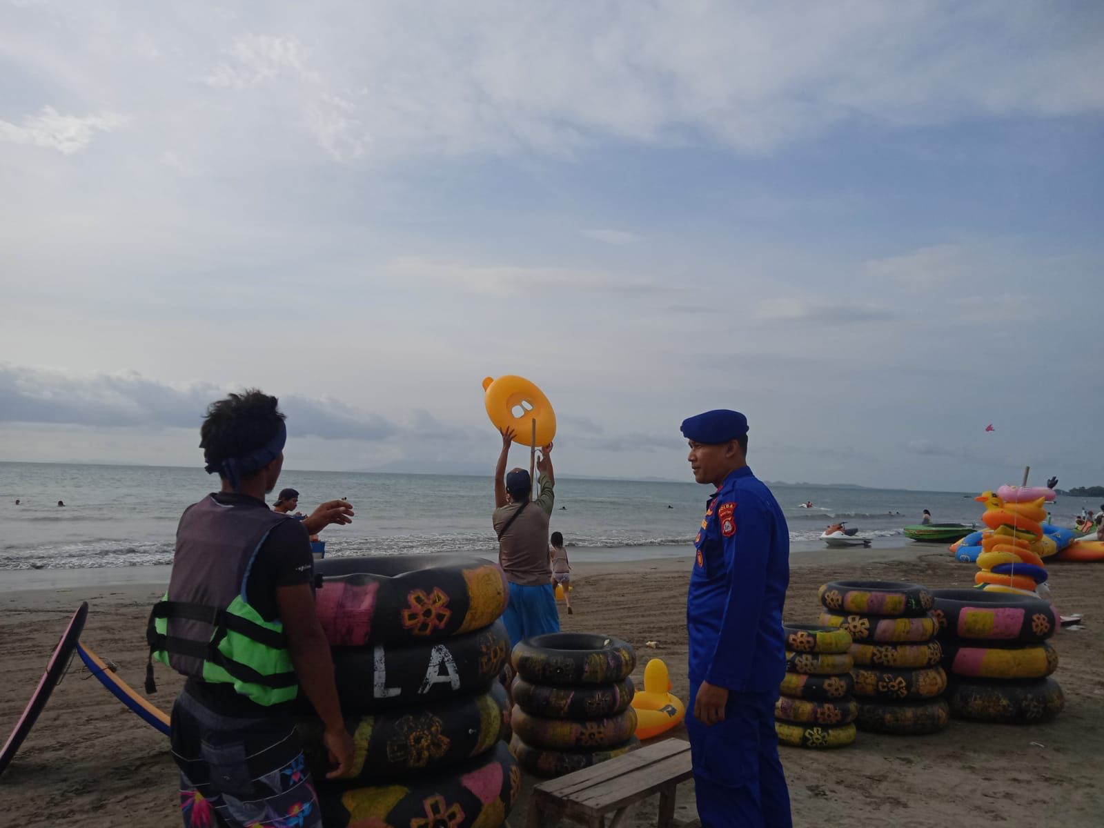 Personel Ditpolairud Polda Banten Laksanakan Himbauan Kepada Pengunjung Pantai Wisata Anyer