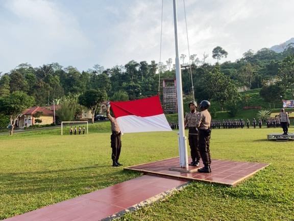 Dalam Rangka Meningkatkan Cinta Tanah Air, SPN Polda Banten Laksanakan Upacara Pengibaran Bendera Merah putih