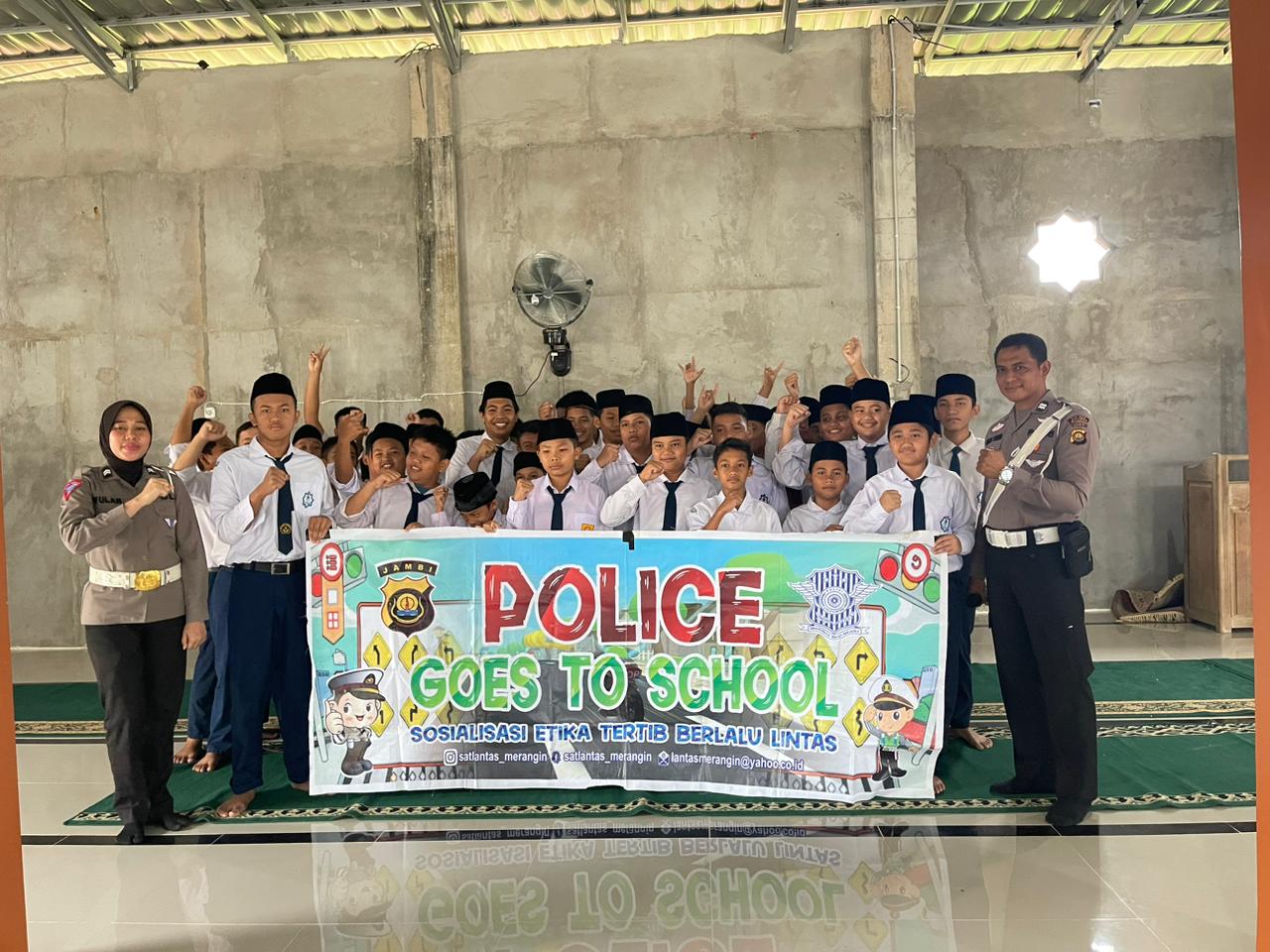 Satlantas Polres Merangin,Edukasi Siswa SMP IT,Pergi dan Pulang Sekolah Dengan Aman.