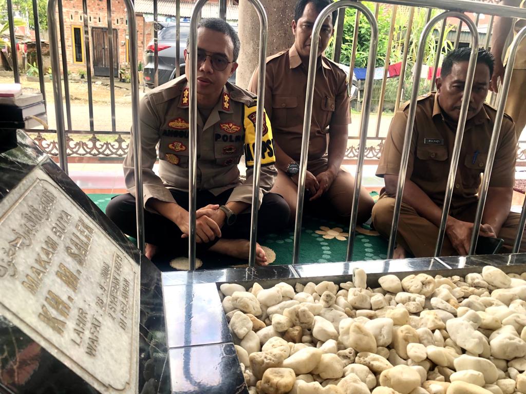 Disela Pengecekan TPS Pilkades, Kapolres Sarolangun Sempatkan Berziarah ke Makam Ulama Besar KH. M. Salek.