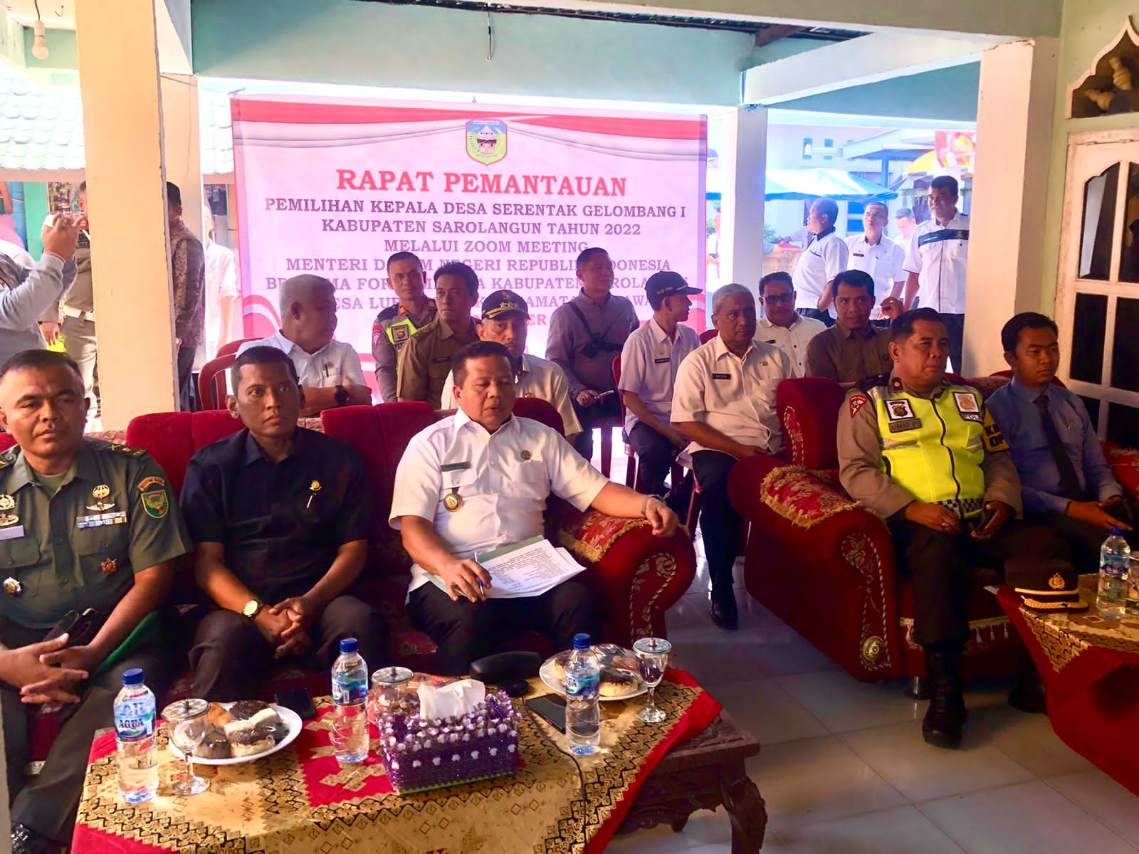 Polres Sarolangun Bersama Forkopimda, Ikuti Rapat Monitoring Pilkades Serentak Oleh Kemendagri di TPS Lubuk Sayak.