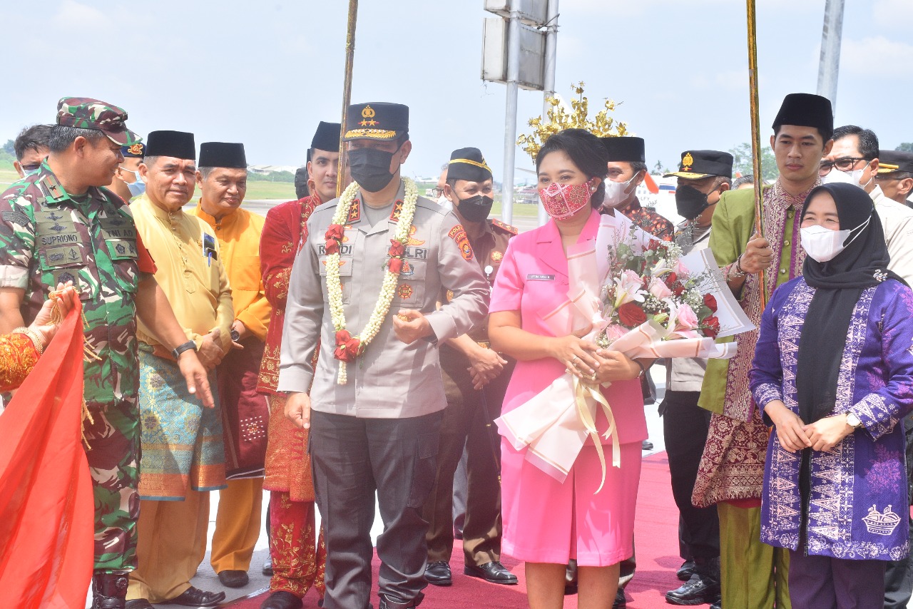 Polda Jambi Menyambut Kedatangan Kapolda Jambi Yang Baru Irjen Pol Rusdi Hartono