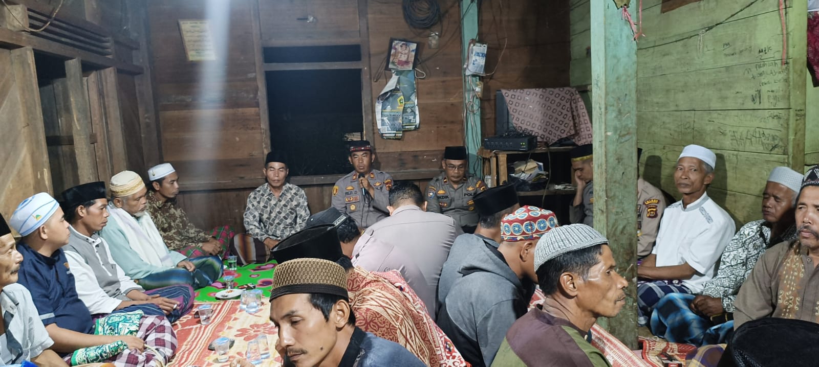 Polsek Lembah Masurai,hadiri Pembacaan Qulhu Tahlil dan do’a di rumah Korban.