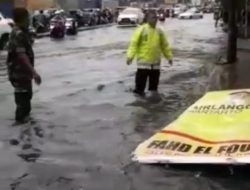 Hujan Deras Yang Mengguyur Kota Bekasi Menyebabkan Terjadinya Genangan Air Di Beberapa Lokasi Termasuk Di Jalan Raya Pekayon