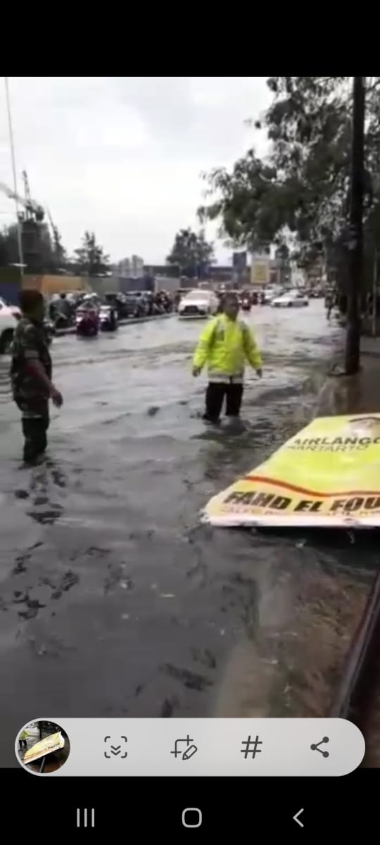 Hujan Deras Yang Mengguyur Kota Bekasi Menyebabkan Terjadinya Genangan Air Di Beberapa Lokasi Termasuk Di Jalan Raya Pekayon