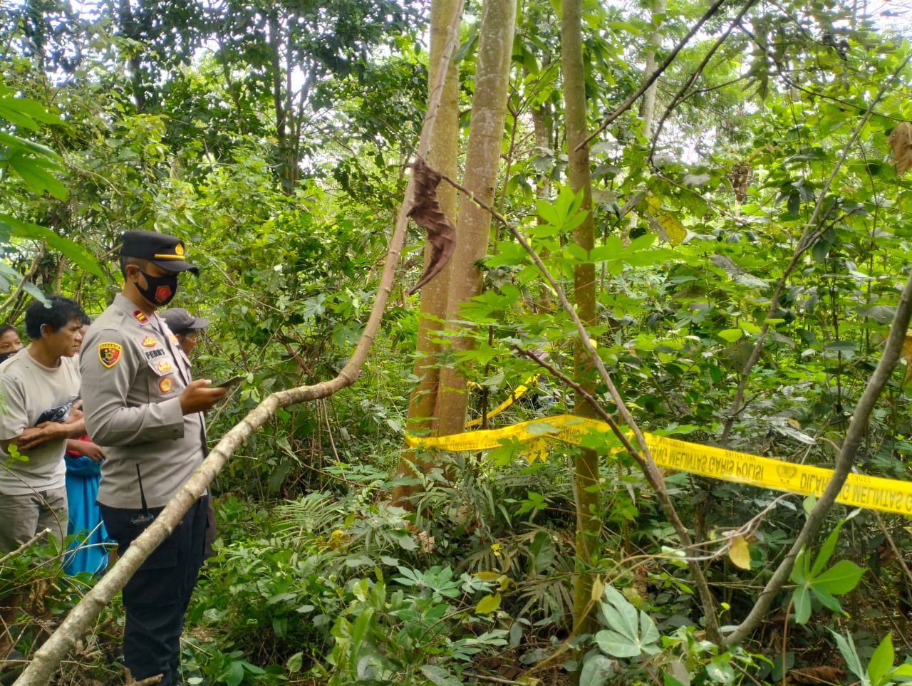 Polsek Walantaka Polresta Serang Kota Evakuasi penemuan Mayat di Kebun Warga