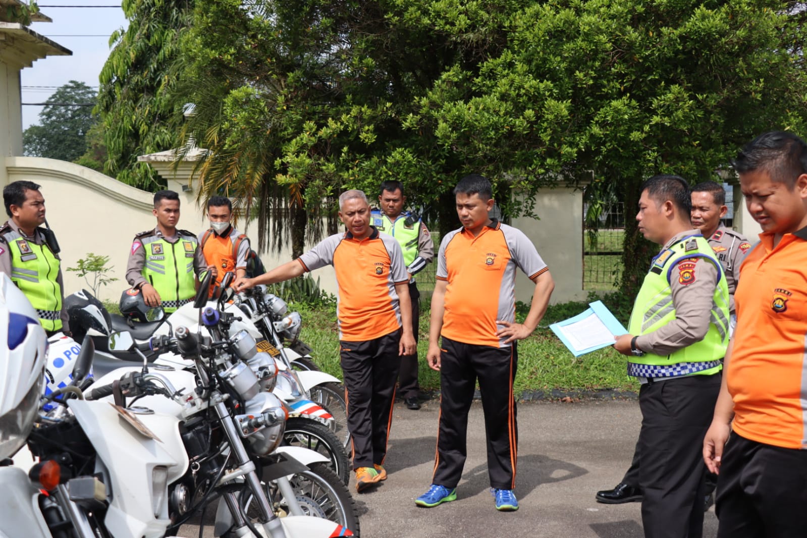 Waka Polres Tebo Kompol Deni Mulyadi SE Mengecak Langsung Kendaraan motor   Dan Mobil  Sat Lantas Polres Tebo