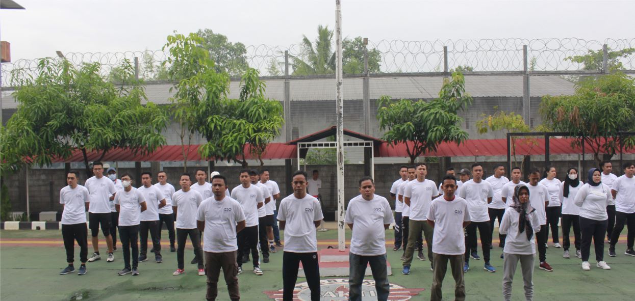 Semarakan G20 Petugas Lapas Kelas IIA Cikarang Giat Jalan Sehat Kumham