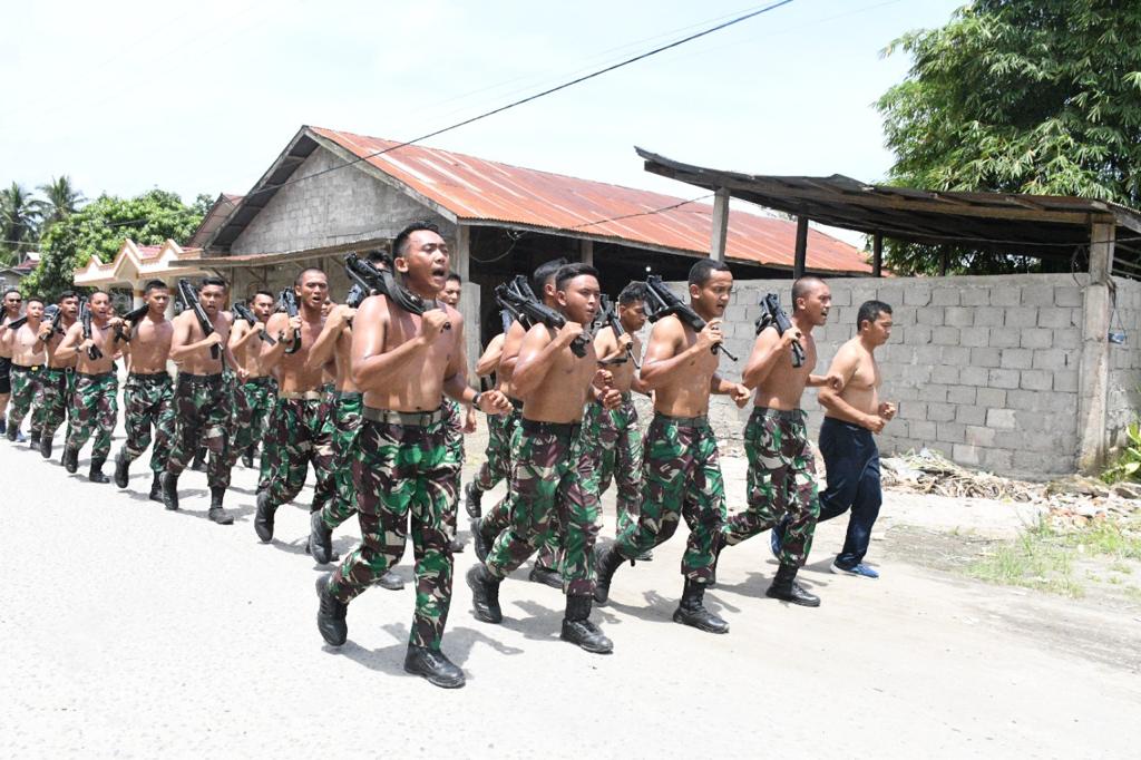 Lari Siang Bersenjata Bakar Semangat Prajurit Lanal TBA