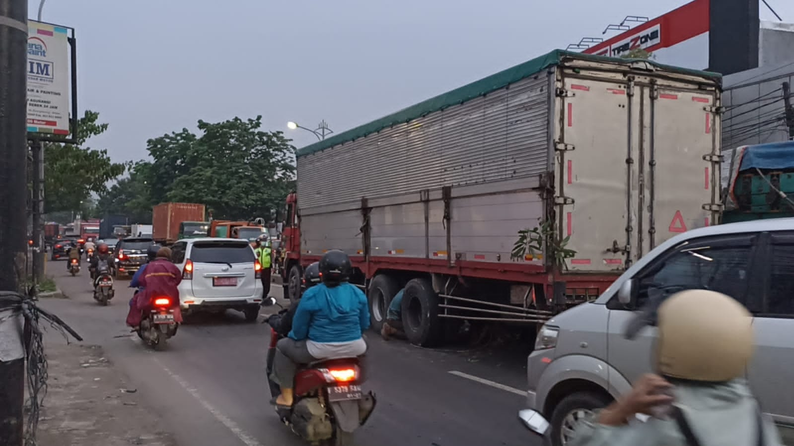 Arus Lalu Lintas Di Jalan Siliwangi Sepanjang Jaya Padat Merayap Karna Mogok Truk Besar