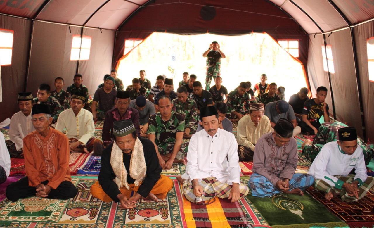 Satgas TMMD Kodim 0402/OKI Sholat Jum’at Berjamaah Bersama Warga Cahya Bumi