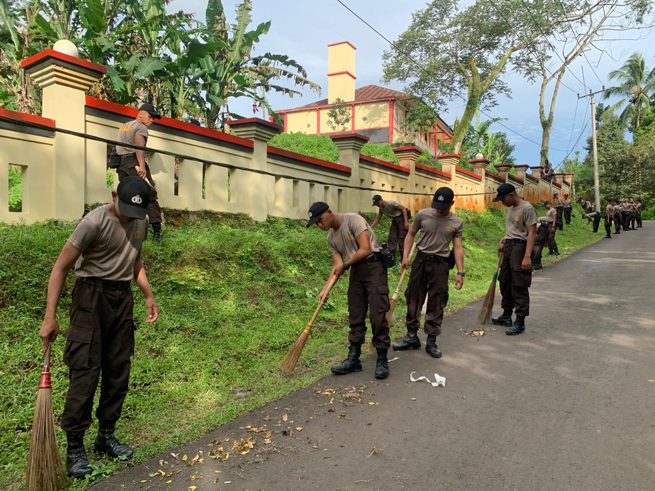 Siswa Diktukba Polri Gelombang II  Tahun 2022 SPN Polda Banten Melaksanakan Manajemen Kebersihan