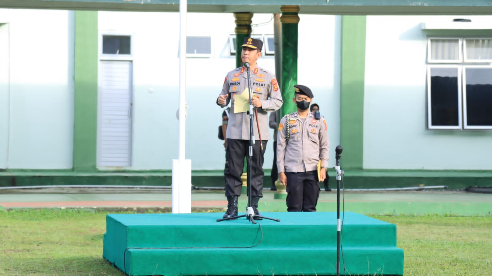 Kapolda Jambi Irjen Pol Rusdi Hartono  Memimpin Apel Gabungan Personil TNI/Polri Di Lapangan Makorem 042/Gapu Jambi