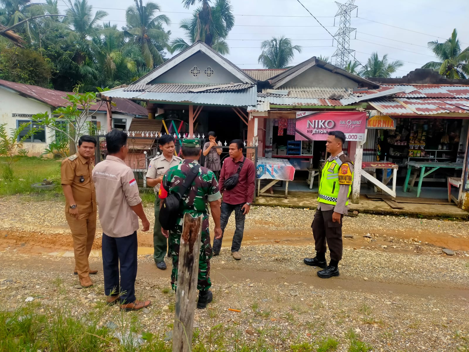 Polsek Tabir Mediasi Atas Kerusakan Ringan Salah Satu Atap Rumah Warga dan SD