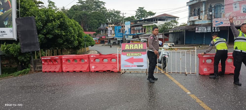 Reka Jalan Akibat Lonsor,Satlantas Polres Merangin Alihkan Jalan