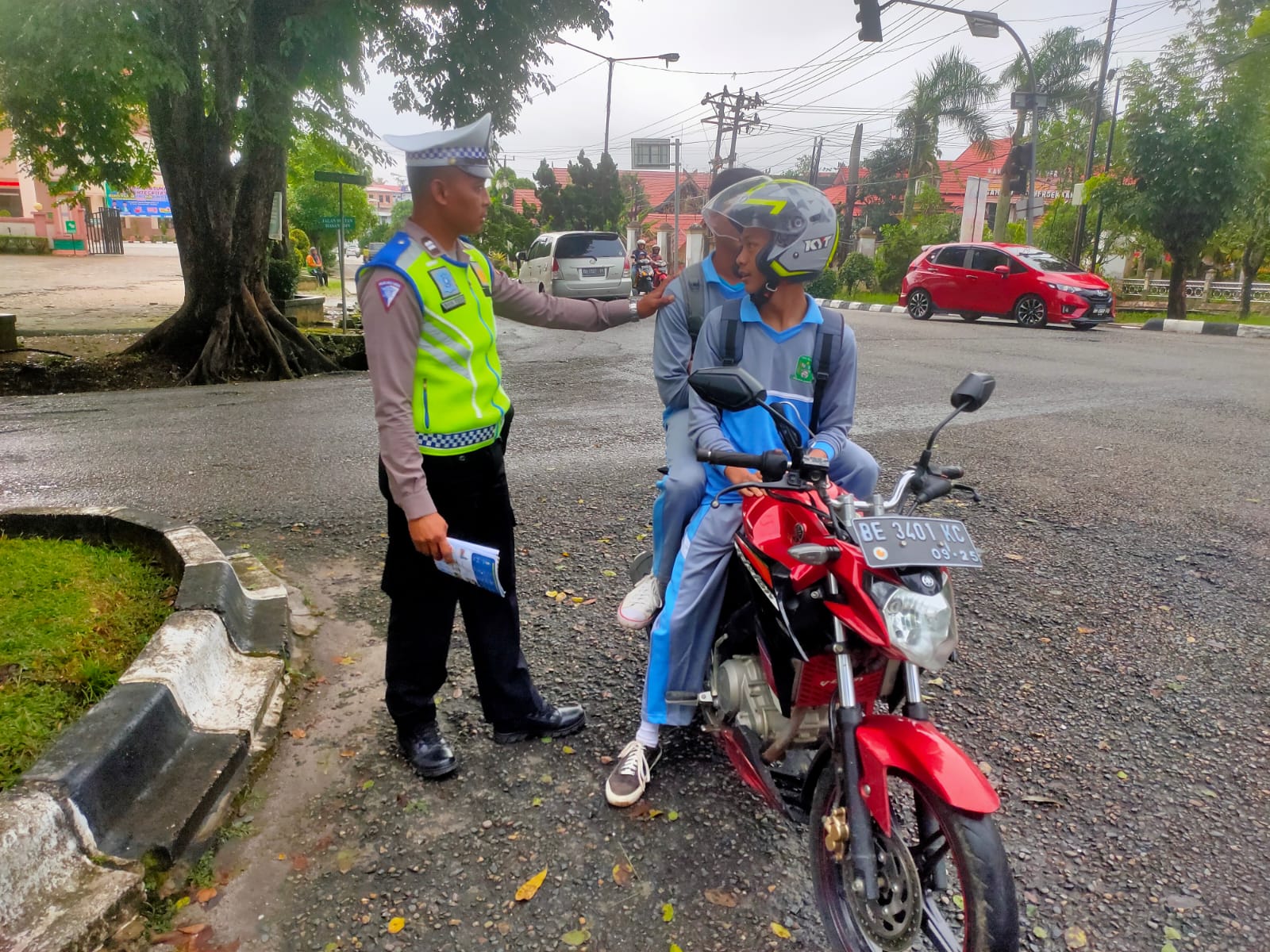 Satlantas Polres Merangin,Edukasi Pengendara dengan Teguran Brosur pada Pemahaman Warga.