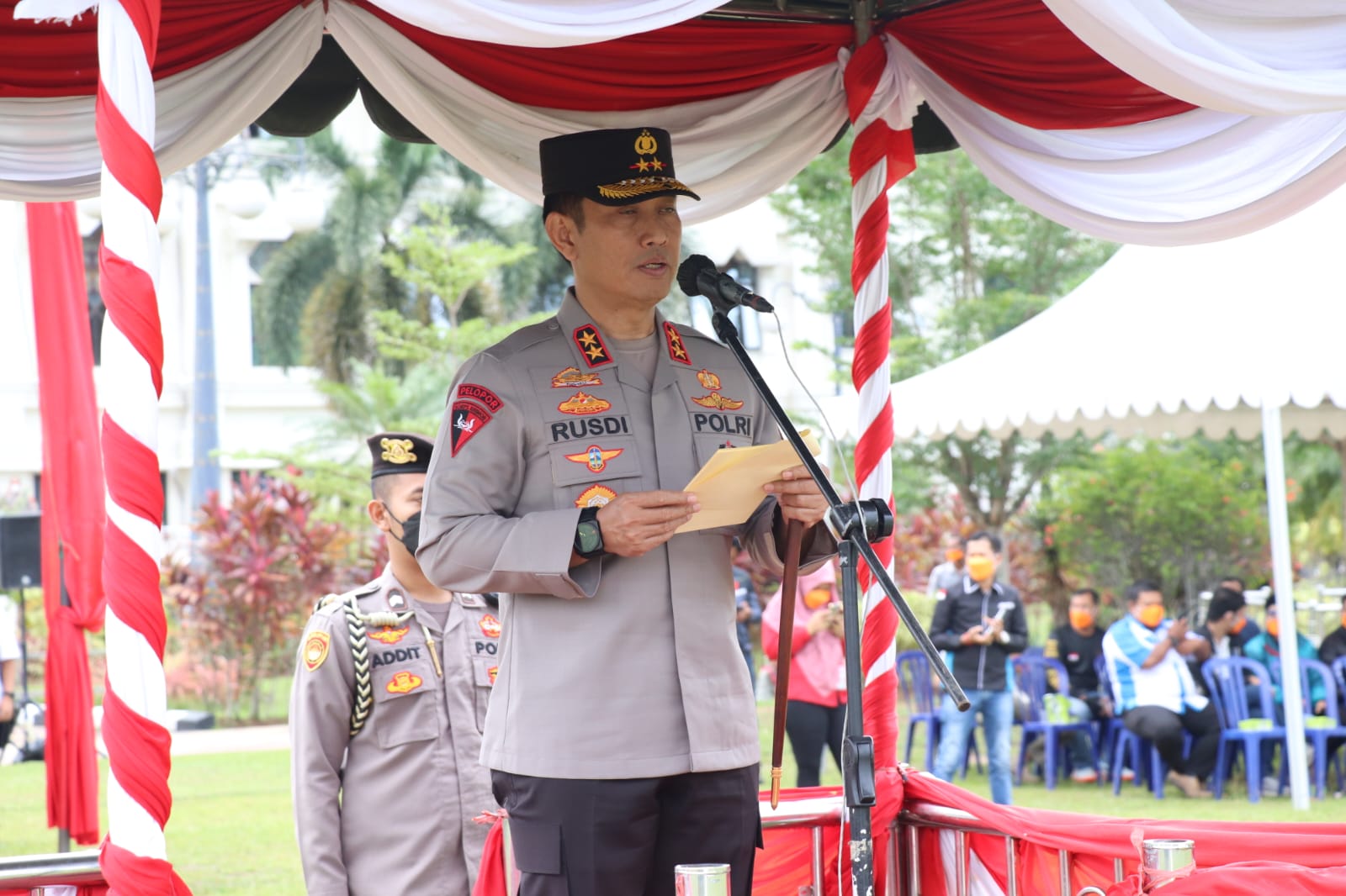 Kapolda Jambi Irjen Pol Rusdi  Hartono Memimpin Apel  Aksi  Nyata Tertib Berlalu Lintas Propinsi Jambi  Di Lapagan Kantor Gubernur Jambi