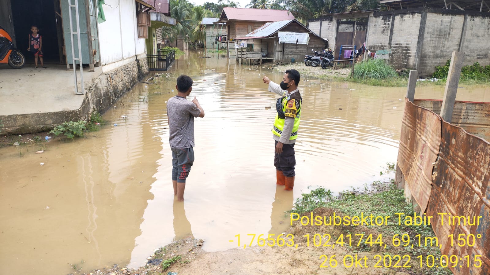 Bhabinkamtibmas Polsek Tabir,Beri Himbauan agar Anak Anak Tidak Bermain di Genangan Air Saat Banjir.