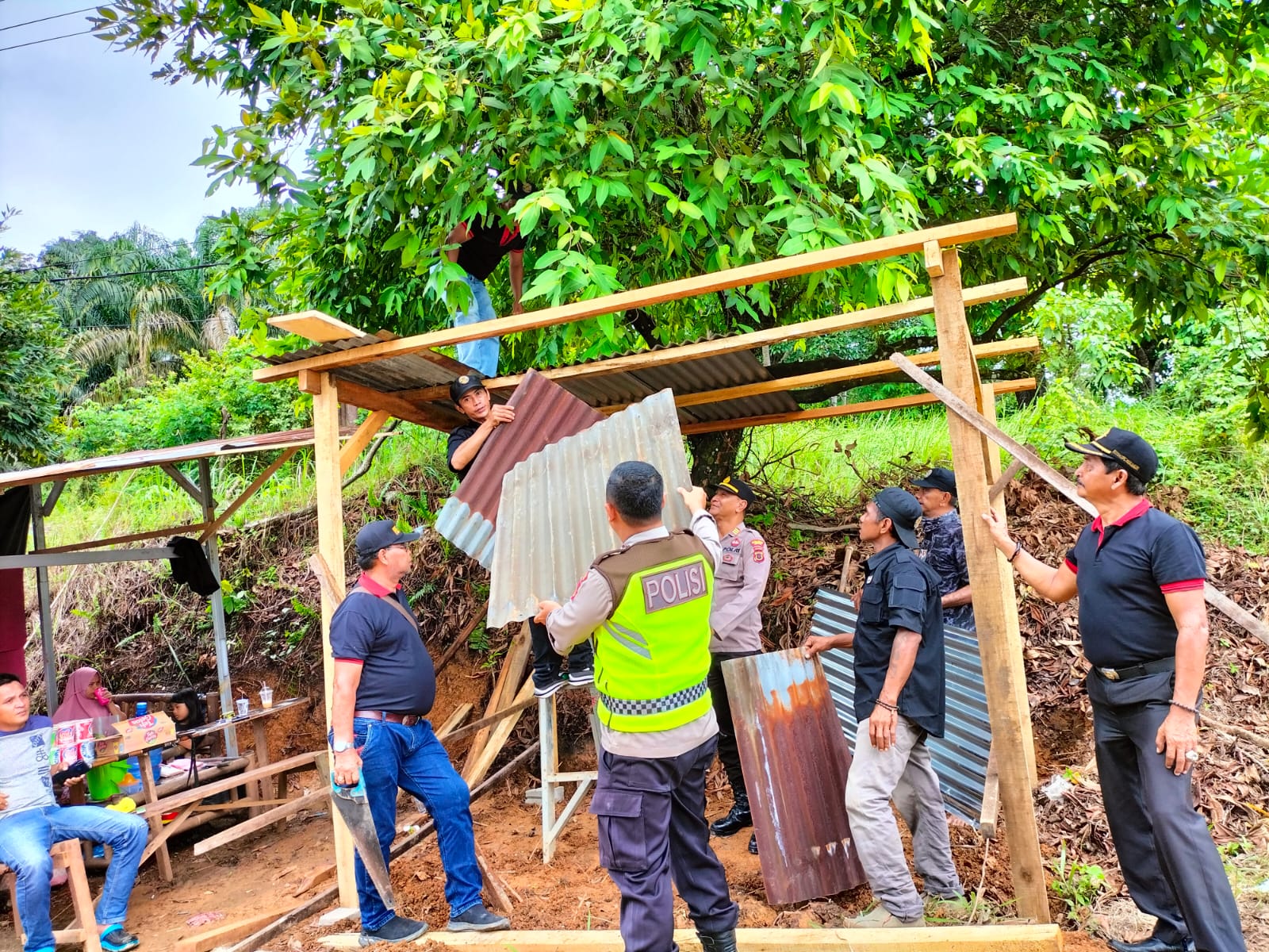 Satbinmas Polres Merangin bersinergi  dengan Lsm-Ipb  Dirikan Pos Kamling.