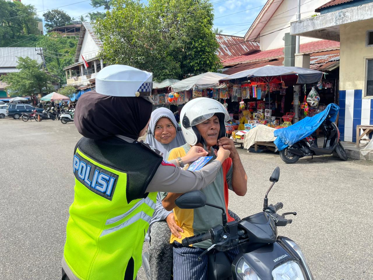 Satlantas Polres Merangin,Edukasi Pengendara dengan Teguran Brosur pada Pemahaman Warga.