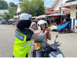 Satlantas Polres Merangin Memberikan Petunjuk Cara Penggunaan Helm dan Penggunaan Safetybelt yang benar