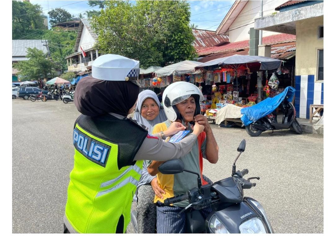 Satlantas Polres Merangin Memberikan Petunjuk Cara Penggunaan Helm dan Penggunaan Safetybelt yang benar