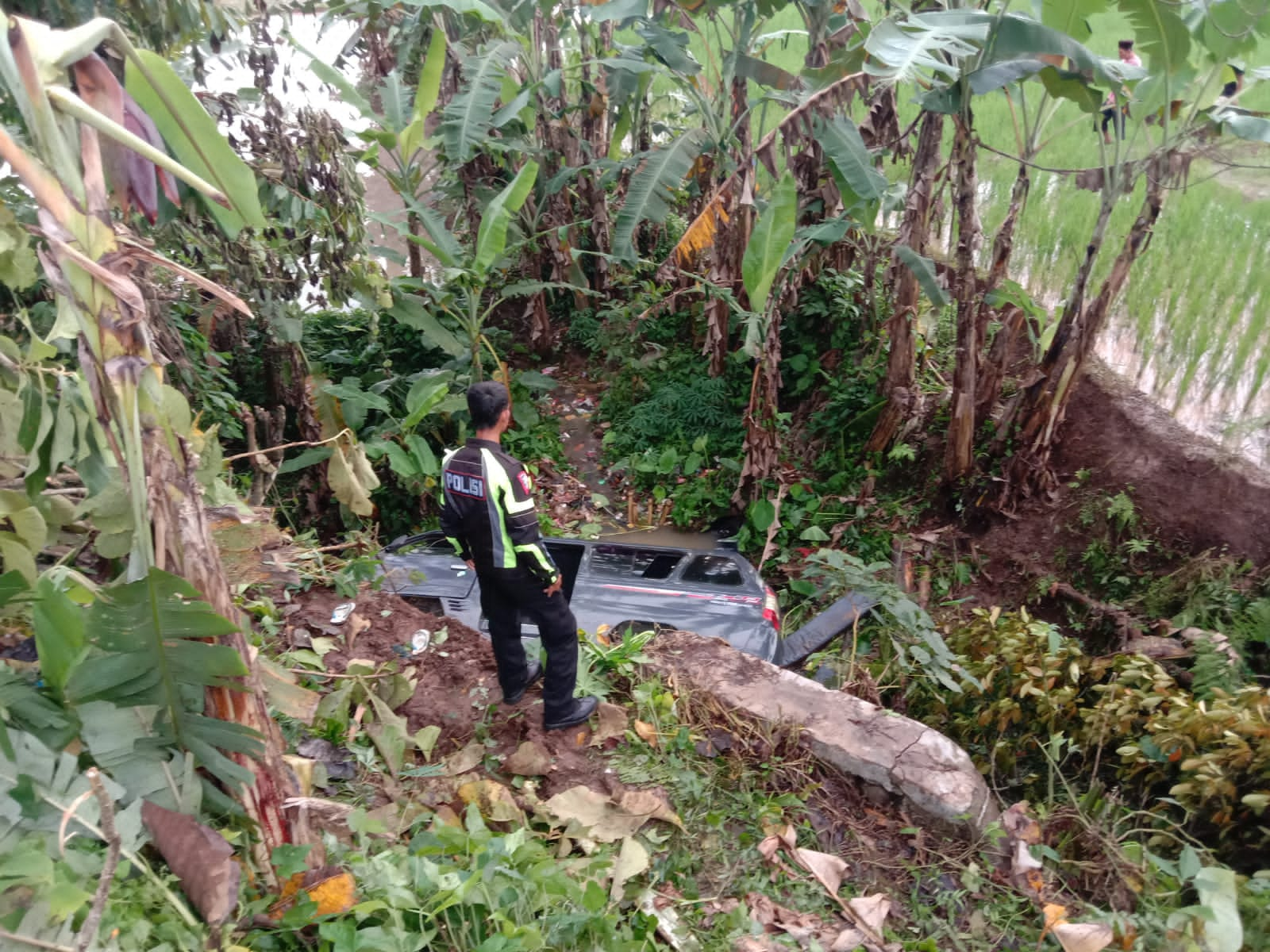 Angkot Masuk Parit, Satlantas Polres Pandeglang Evakuasi Korban Laka Lantas