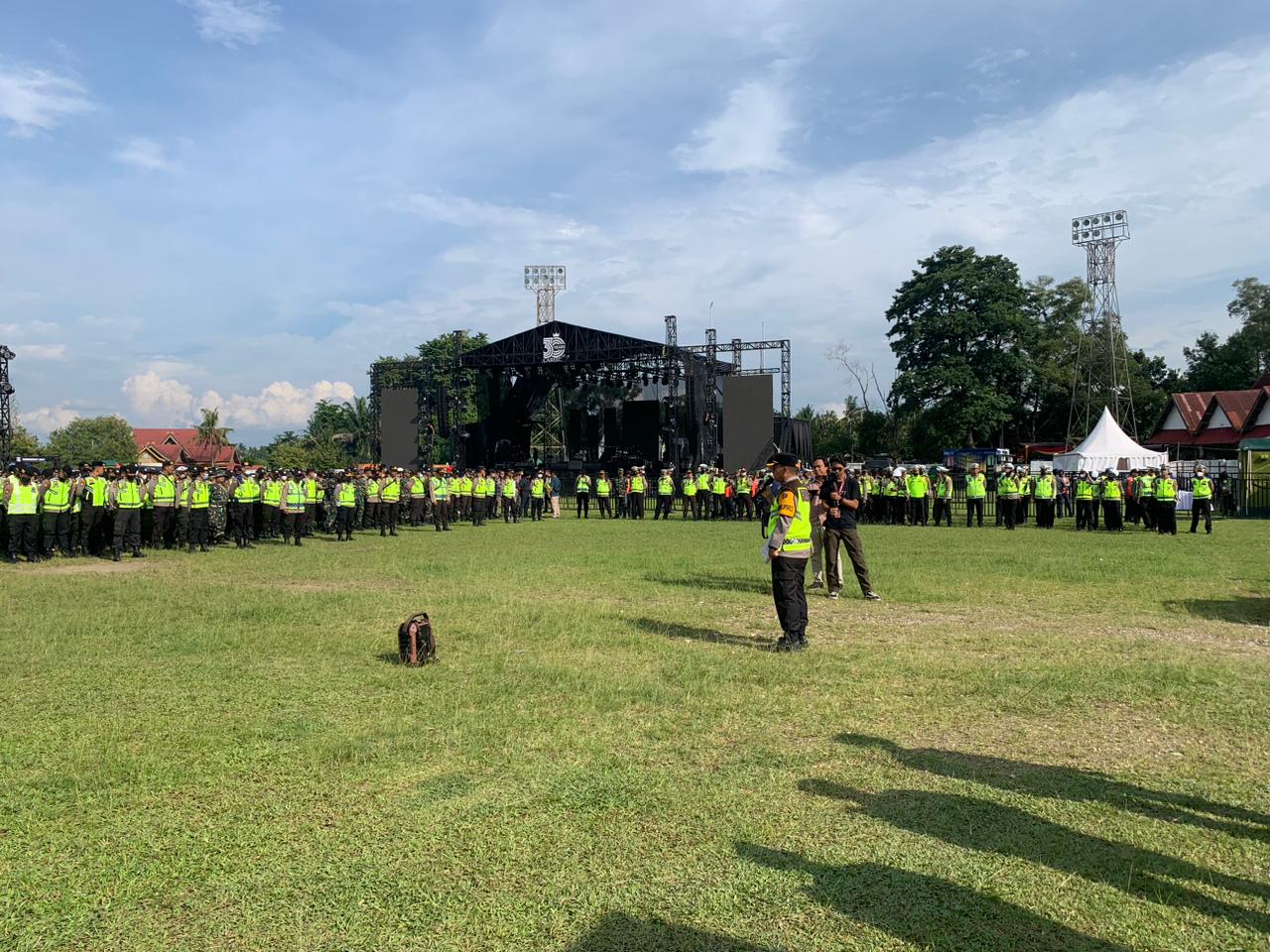 Kepolisian Daerah Jambi Bersama Polresta Jambi Turun Kan 1237  Personil  Keamanan Konser Musik 30 Tahun Dewa 19 Di Lapangan  Ex Arena MTQ