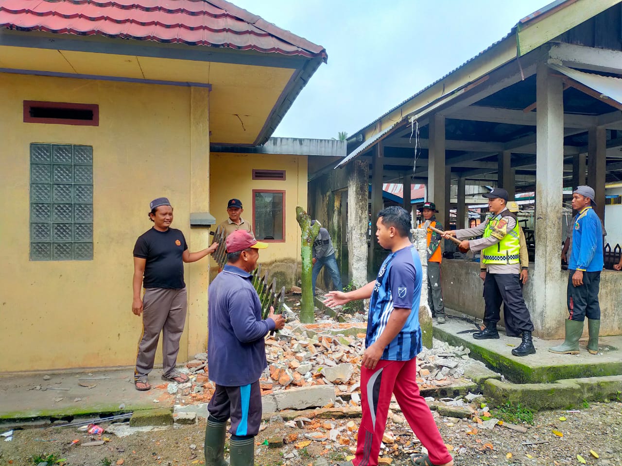 Polsek Tabir,Laksanakan Sambang dialogis dan gotong royong di Pasar Mirasi Desa Sido Lego Kecamatan Tabir lintas,