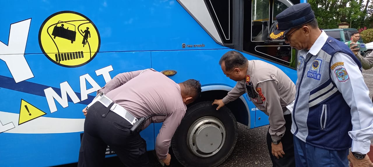 Kasatlantas Pimpin Pemeriksaan kondisi Kendaraan dan driver Pembawa rombongan kafilah MTQ kabupaten Merangin ke Kerinci