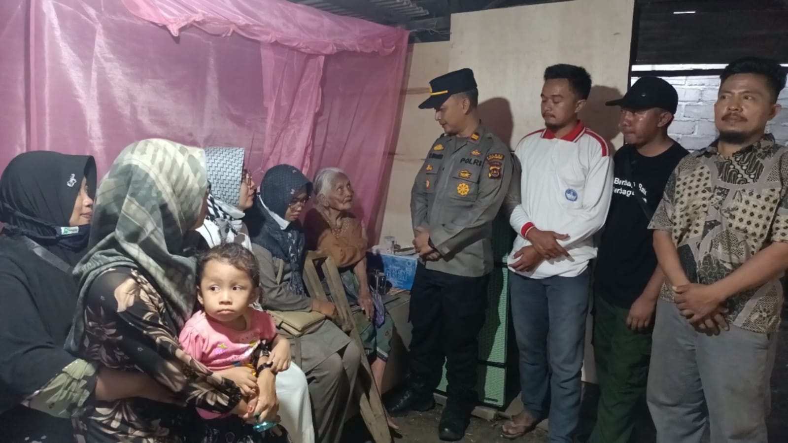 Mbah Ngatini Hidup Sebatang Kara,Kapolsek Tabir Selatan Laksanakan Jum’at Berkah