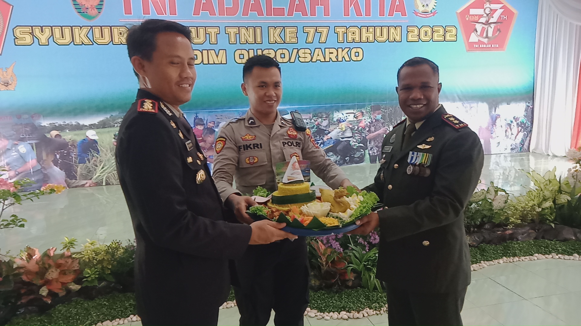 Kapolres Merangin Hadiri HUT TNI Ke – 77, serta Serahkan Tumpeng Untuk Perwira, di Makodim 0420/Sarko