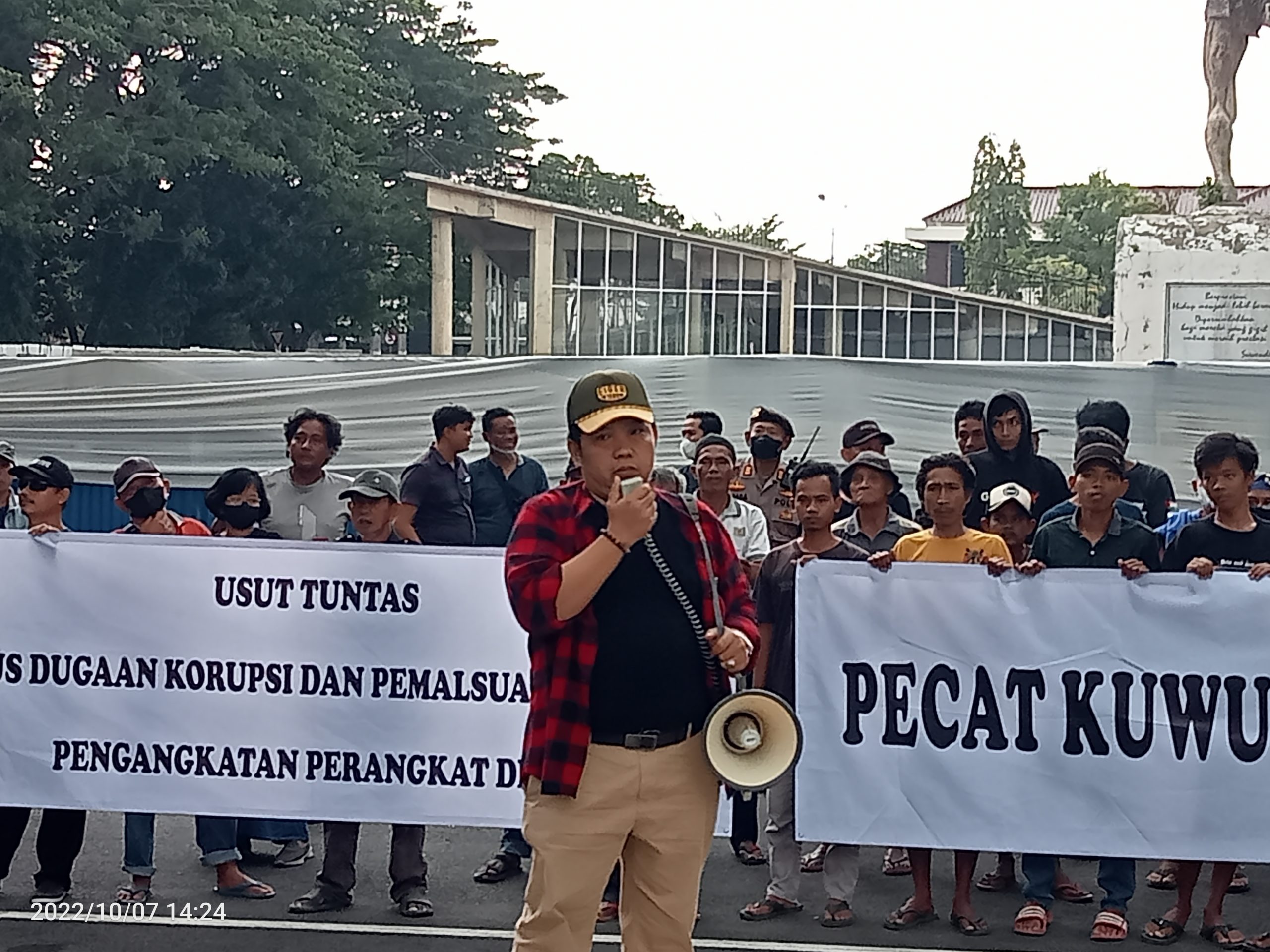 Warga Gempol Demo Kantor Bupati Cirebon Tuntut Kuwu Gempol Segera Di Pecat