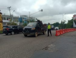 Satlantas Tegur Pengendara Mobil Pickup Membawa Penumpang.