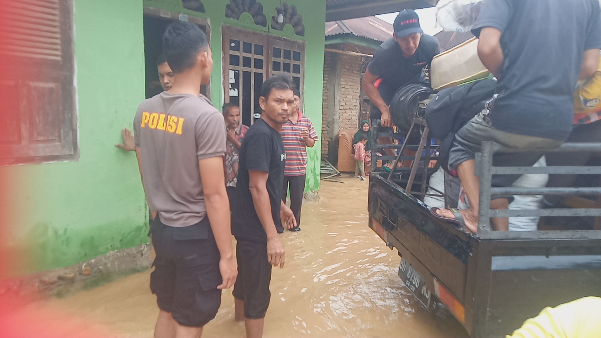 Breaking News.. Polres Merangin Siaga,Sungai Mesumai Meluap,Separoh Desa Rantau Alai Kebanjiran