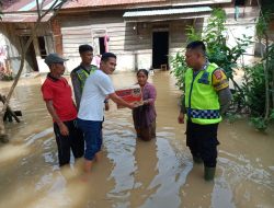 Kapolres Apresiasi pada Warga Bangko Bersadaqah Pada Warga Korban Banjir Di Desa Sungai Ulak