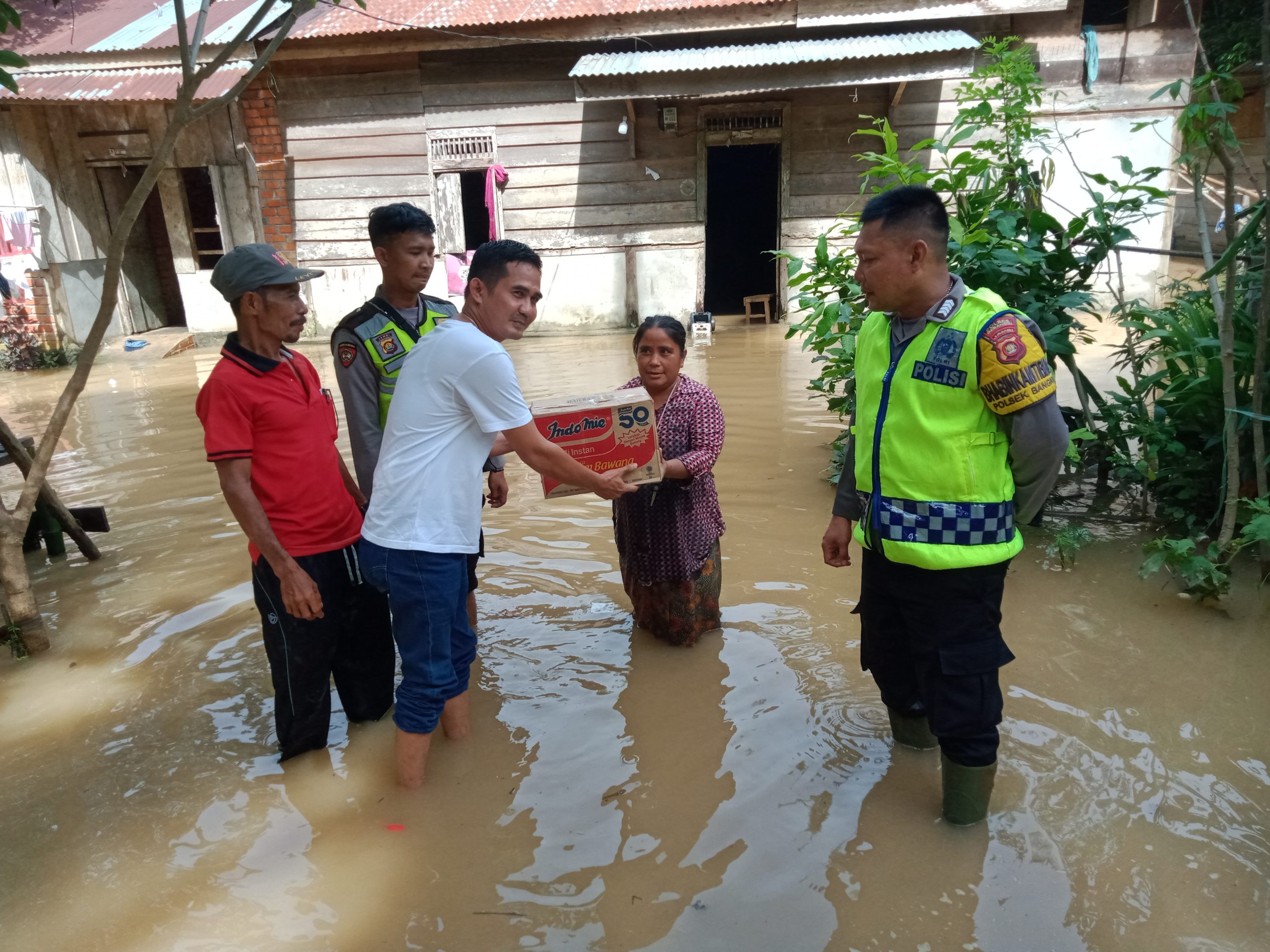 Kapolres Apresiasi pada Warga Bangko Bersadaqah Pada Warga Korban Banjir Di Desa Sungai Ulak