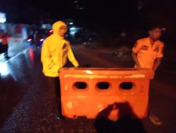 Personil Gabungan Evakuasi dan Bersihkan Jalur Pasca Pohon Tumbang di Jalan Bukit Tiung