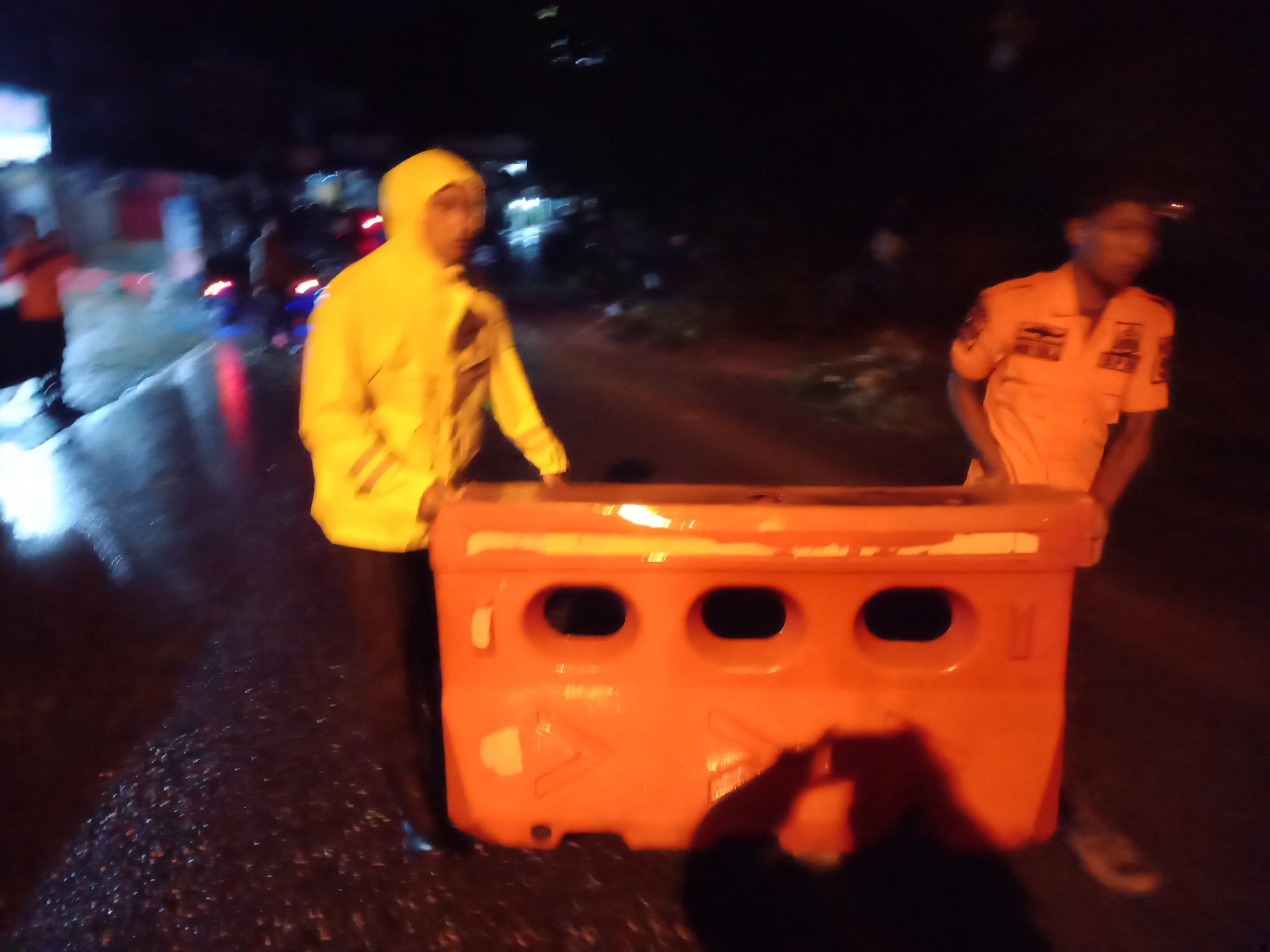 Personil Gabungan Evakuasi dan Bersihkan Jalur Pasca Pohon Tumbang di Jalan Bukit Tiung