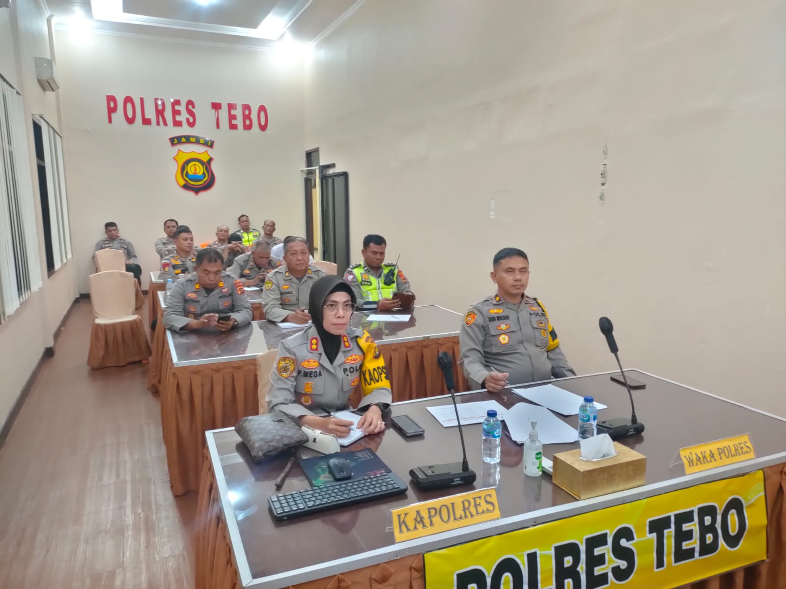 Kapolres Tebo Akbp Fitria Mega M,psi.Psi  Menghadiri Vicom Bersama Mabes Polri Dan Polda Jambi  Di Ruang Polres Tebo