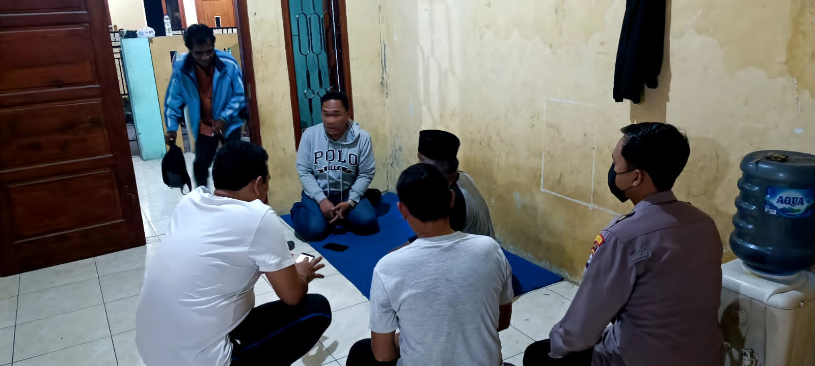 Personel Polsek Kasemen Polresta Serang Kota Evakuasi TKP Temu Mayat