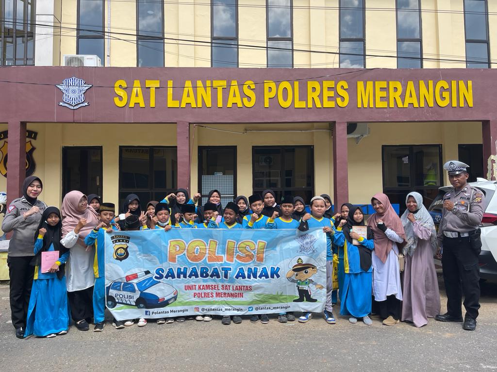 Kasat Lantas,Program Polisi Sahabat Anak,berikan Motivasi bahwa Polisi Ada Sebagai Pengayom Dan Pelayan Masyarakat juga Sebagai Guru