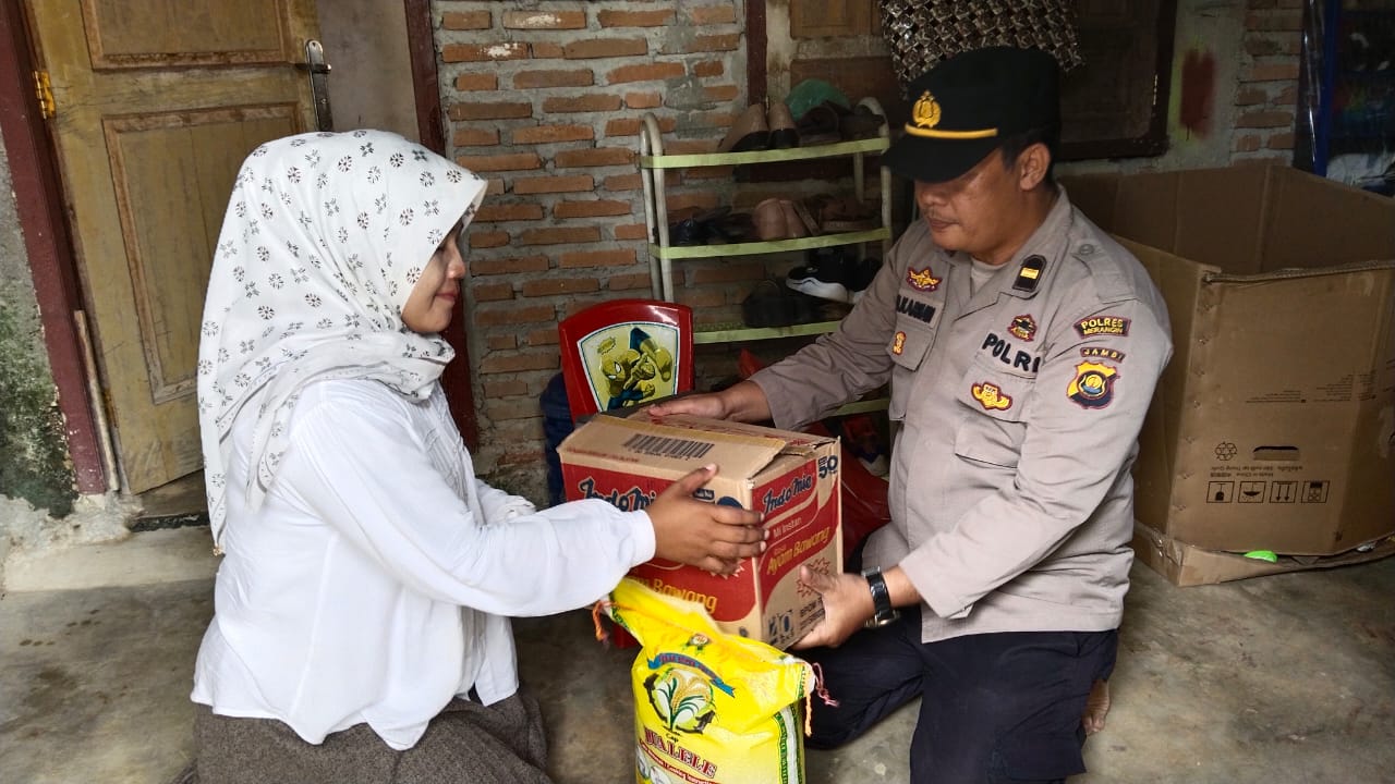 Polsek Tabir Serahkan Sembako Pada Warga Yang Membutuhkan.