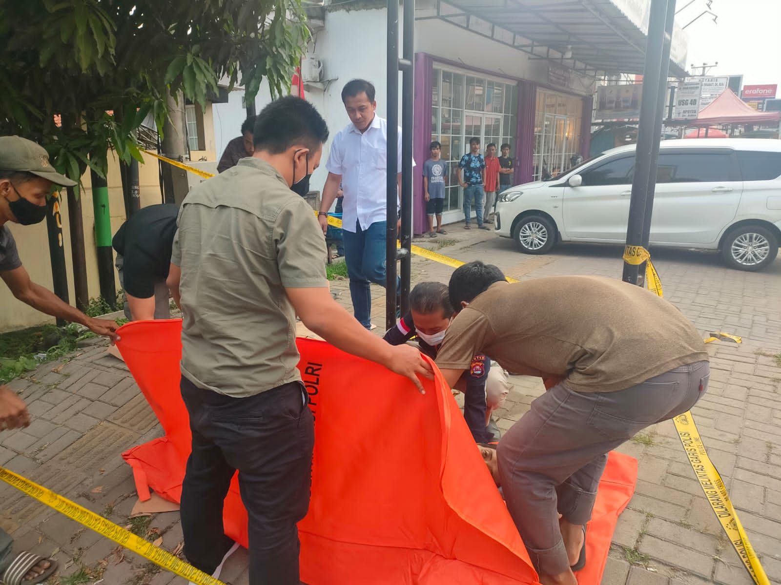 Polres Serang Evakuasi Warga Yang Meninggal Dunia di Depan Polsek Ciruas